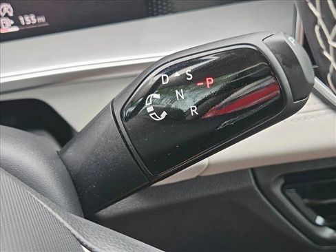 Used 2025 Volkswagen Tiguan SE FWD image 16