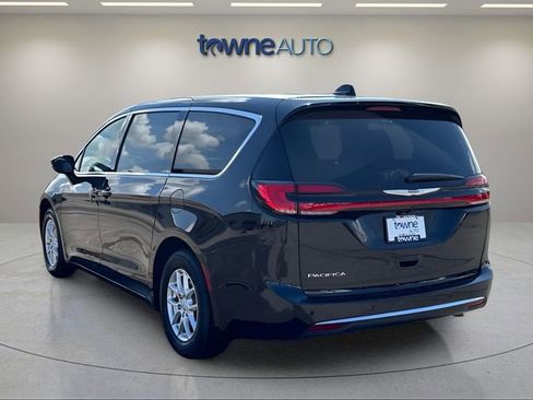 Used 2026 Chrysler Pacifica Select FWD image 3