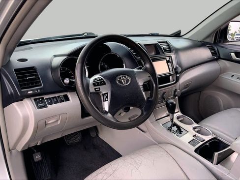 Used 2013 Toyota Highlander Plus FWD image 16