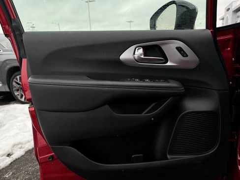 Used 2025 Chrysler Pacifica Limited image 13
