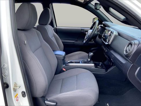 Used 2019 Toyota Tacoma TRD Sport w/ Technology Package AWD/4WD image 9