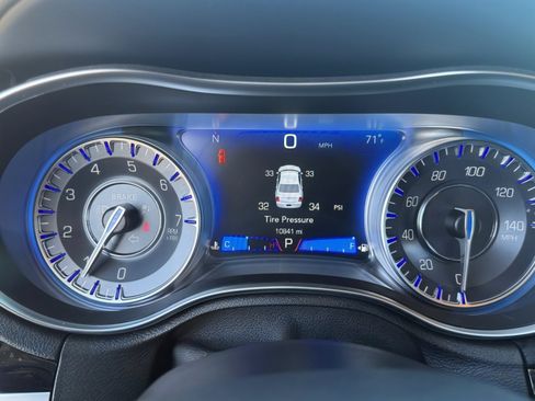 Used 2023 Chrysler 300 Touring w/ Sport Appearance Package image 31