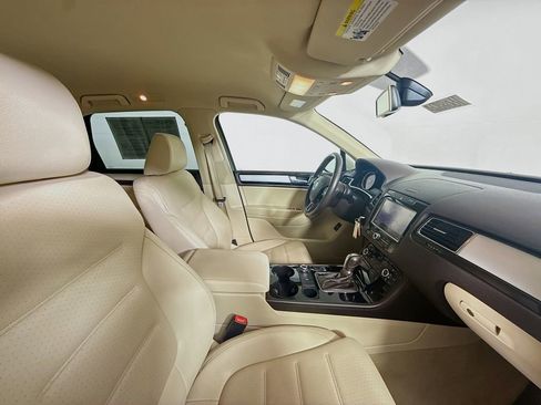 Used 2011 Volkswagen Touareg Sport image 28