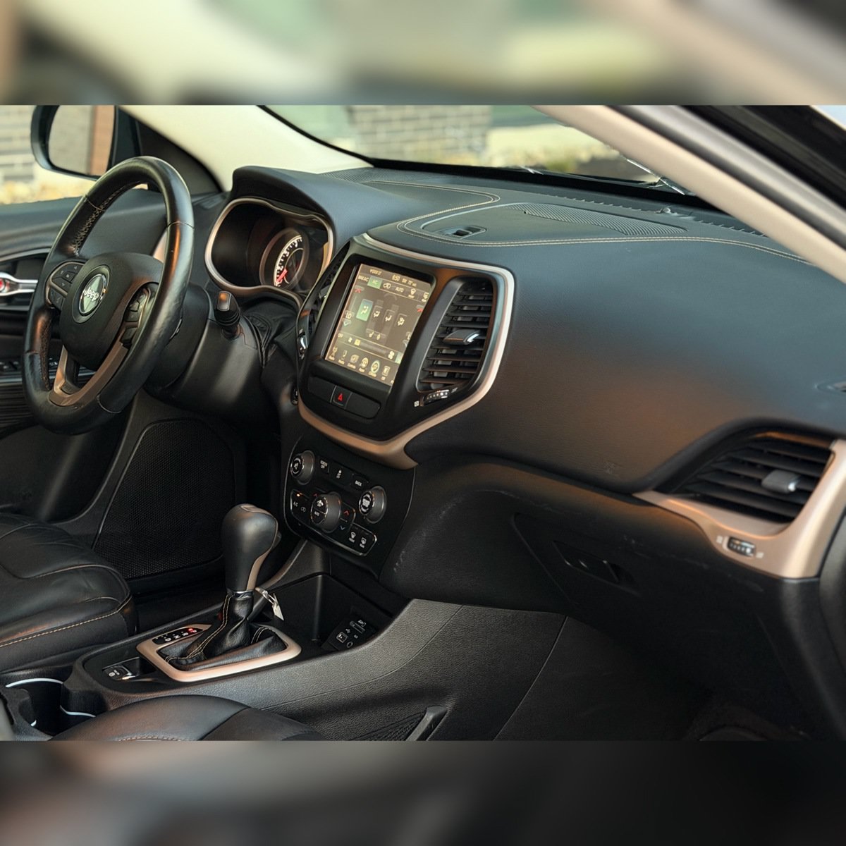 Used 2017 Jeep Cherokee Limited FWD image 9