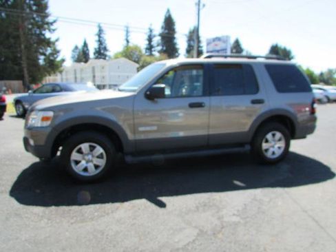 Used 2006 Ford Explorer XLT image 3