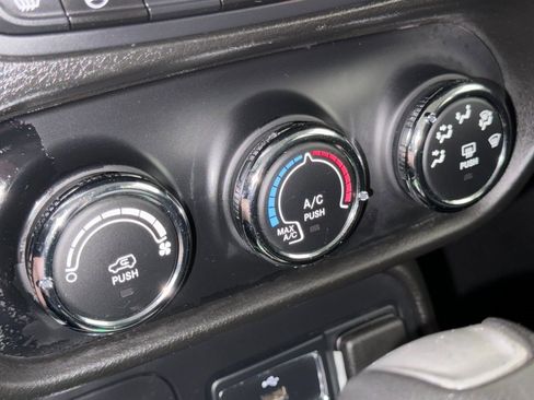 Used 2016 Jeep Renegade Latitude w/ Cold Weather Group image 33