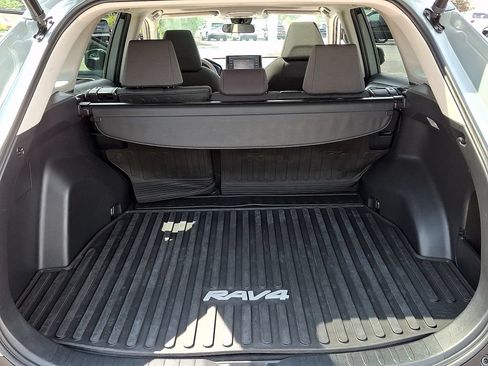 Used 2021 Toyota RAV4 XLE w/ Convenience Package FWD image 29