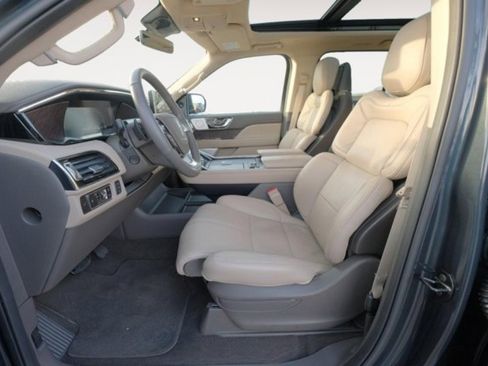 Used 2024 Lincoln Navigator Reserve image 12