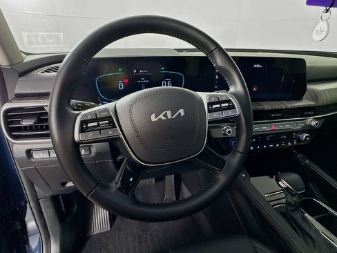 Used 2025 Kia Telluride EX w/ EX Captain's Chair Package FWD image 11