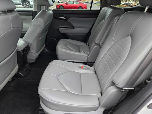 Used 2023 Toyota Highlander XLE AWD/4WD image 11