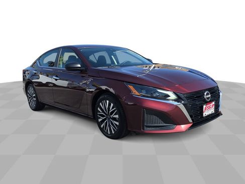 Used 2024 Nissan Altima 2.5 SV FWD image 2
