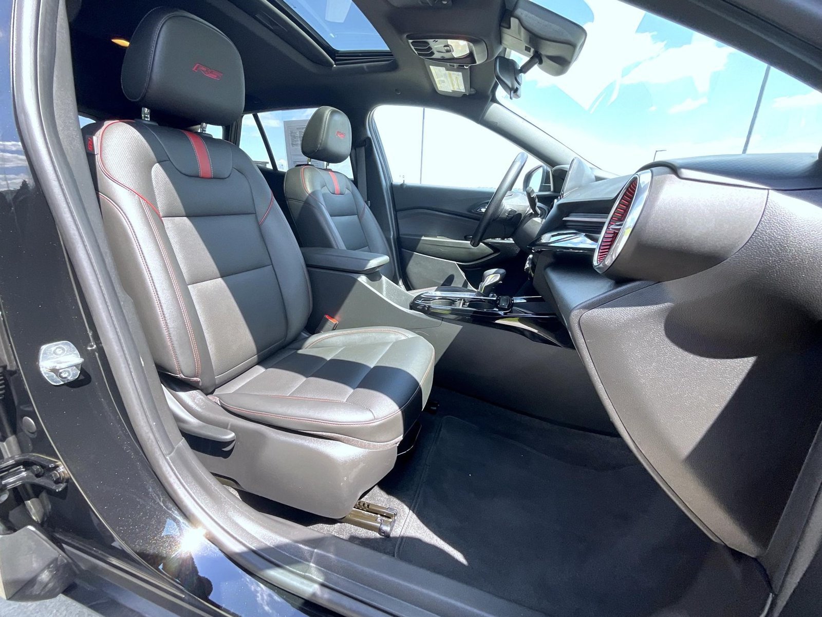 Used 2024 Chevrolet Trax RS w/ Sunroof Package FWD image 16