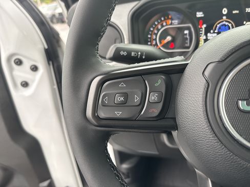 Used 2025 Jeep Gladiator Sport AWD/4WD image 13