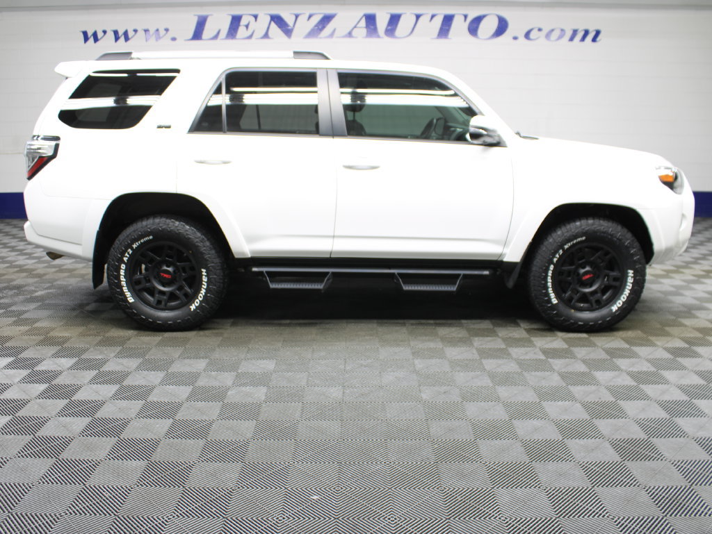 Used 2022 Toyota 4Runner SR5 Premium w/ Moonroof Package AWD/4WD image 2
