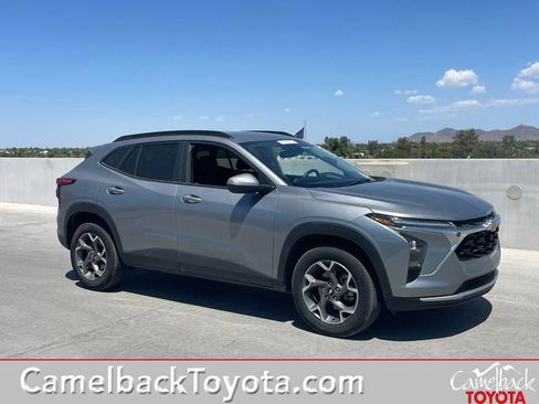 Used 2025 Chevrolet Trax LT w/ LT Convenience Package FWD image 1