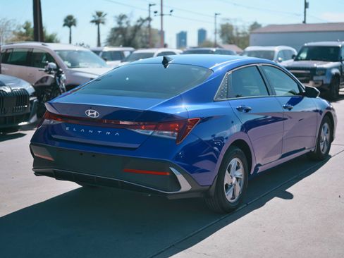 Used 2025 Hyundai Elantra SE image 4