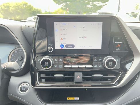 Used 2025 Toyota Highlander XLE AWD/4WD image 18