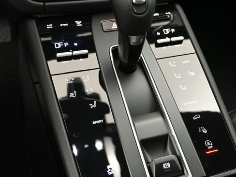 Certified 2025 Porsche Macan image 13