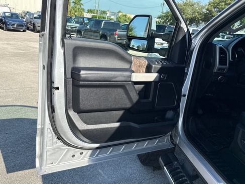 Used 2019 Ford F250 Lariat w/ Lariat Value Package AWD/4WD image 12