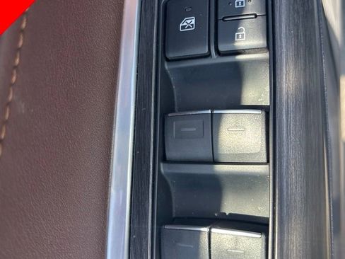 Used 2024 Toyota Venza XLE AWD/4WD image 16