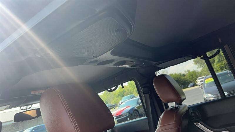 Used 2017 Jeep Wrangler Unlimited Sahara w/ Connectivity Group AWD/4WD image 17
