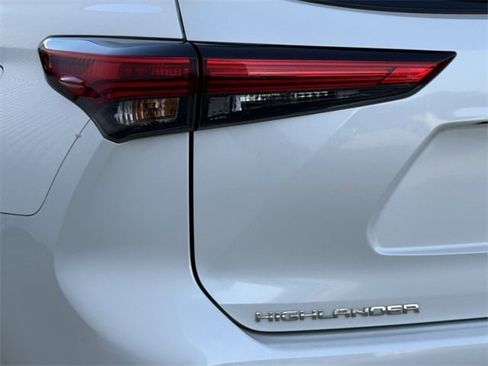 Used 2021 Toyota Highlander XLE image 6