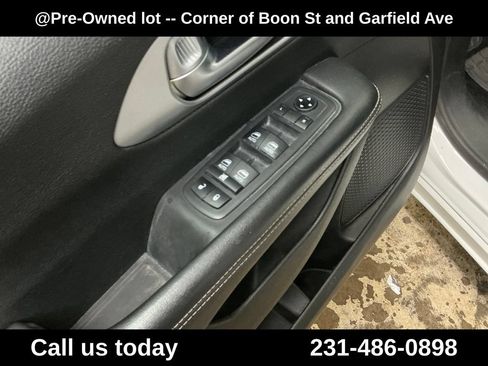 Used 2018 Chrysler Pacifica Touring-L Plus w/ S Appearance Package FWD image 16