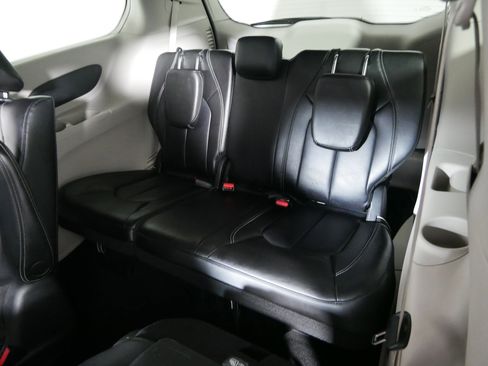 Used 2023 Chrysler Pacifica Touring-L image 33