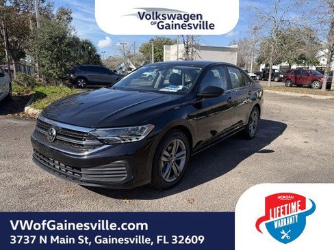 Used 2024 Volkswagen Jetta SE image 3