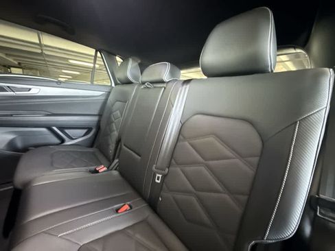 Used 2025 Volkswagen Atlas Cross Sport SE image 22