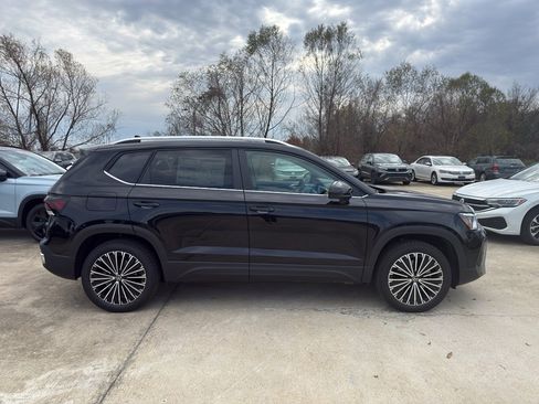 New 2026 Volkswagen Taos SE FWD image 4