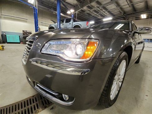 Used 2013 Chrysler 300 C image 29