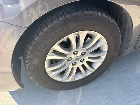 Used 2017 Toyota Sienna XLE image 10