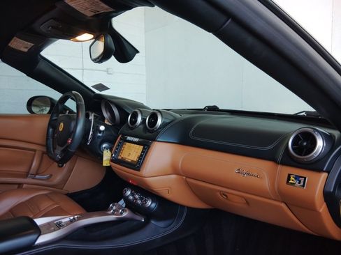 Used 2014 Ferrari California RWD image 11