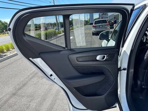 Certified 2025 Volvo XC40 B5 Core AWD/4WD image 16