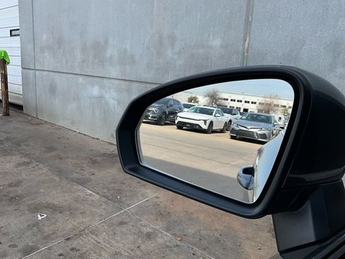 Used 2025 Volkswagen Taos SE FWD image 19