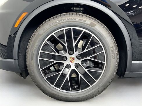 New 2025 Porsche Macan 4 Electric image 33