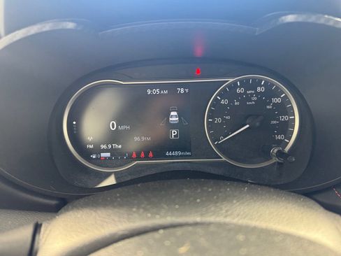 Used 2025 Nissan Versa SR FWD image 4