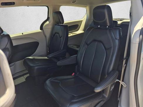 Used 2023 Chrysler Pacifica Touring-L FWD image 24