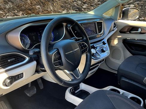 Used 2019 Chrysler Pacifica L image 4