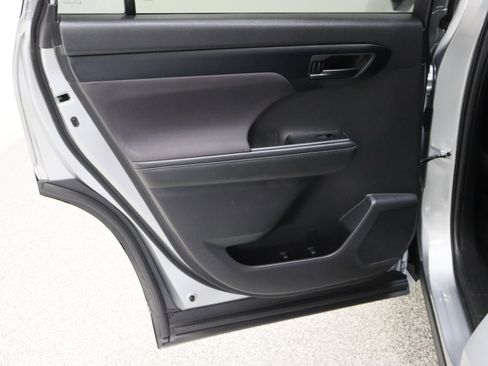 Certified 2025 Toyota Highlander LE FWD image 26