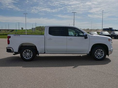 Used 2022 Chevrolet Silverado 1500 LT AWD/4WD image 5
