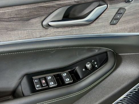Used 2023 Jeep Grand Cherokee Overland w/ Luxury Tech Group IV AWD/4WD image 18