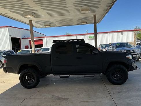 Used 2017 Toyota Tacoma TRD Off-Road image 4