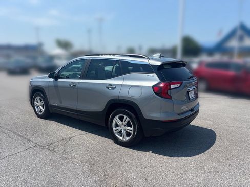Used 2024 GMC Terrain SLE w/ Driver Convenience Package FWD image 4