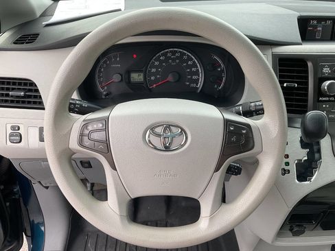 Used 2011 Toyota Sienna LE w/ Preferred Pkg FWD image 17