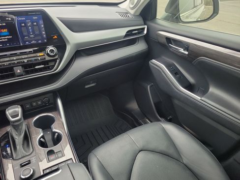 Used 2021 Toyota Highlander Platinum image 18