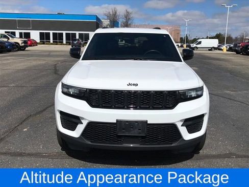 Used 2023 Jeep Grand Cherokee Altitude image 2