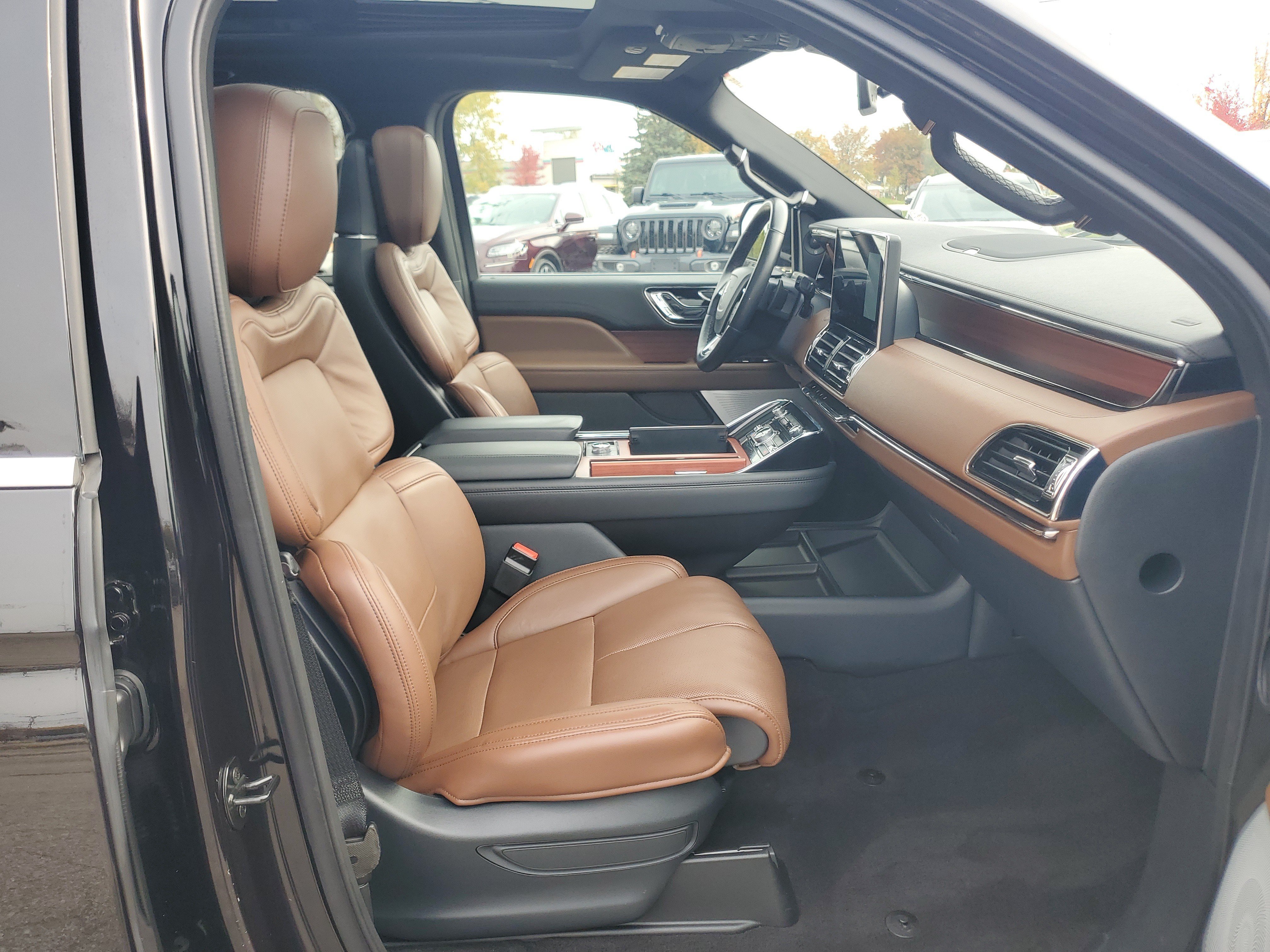 Used 2023 Lincoln Navigator Reserve AWD/4WD image 9