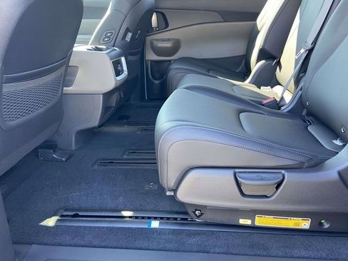 New 2026 Kia Carnival EX FWD image 10